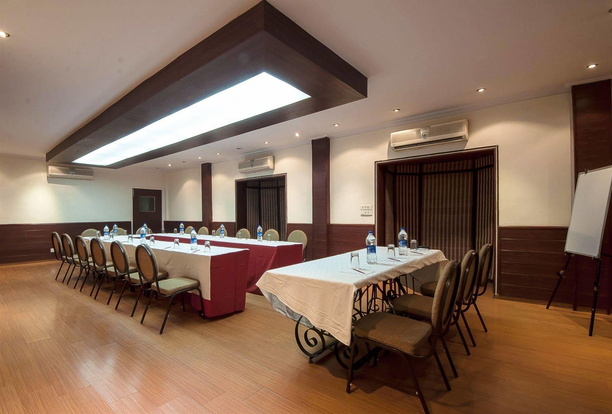 Hotel Siris 18 Gurgaon Exterior foto